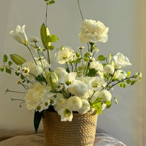 Giỏ hoa tone trắng thanh lịch