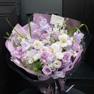 Bó hoa mix tone tím – vẻ đẹp mộng mơ và đầy cảm xúc